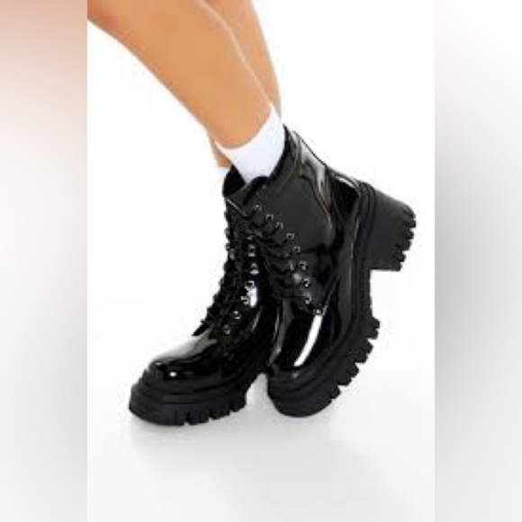 Forever 21 Shoes - Women’s Forever21 Black Combat Platform Boots Size 7 US!